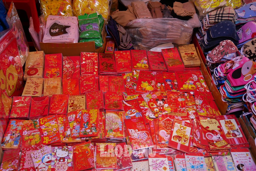 Lì xì và rất nhiều mặt hàng phục vụ Tết được bày bán ngày càng nhiều tại các khu chợ và cửa hàng tạp hóa. Hình ảnh ghi nhận tại chợ Bàn Cờ (quận 3, TPHCM).