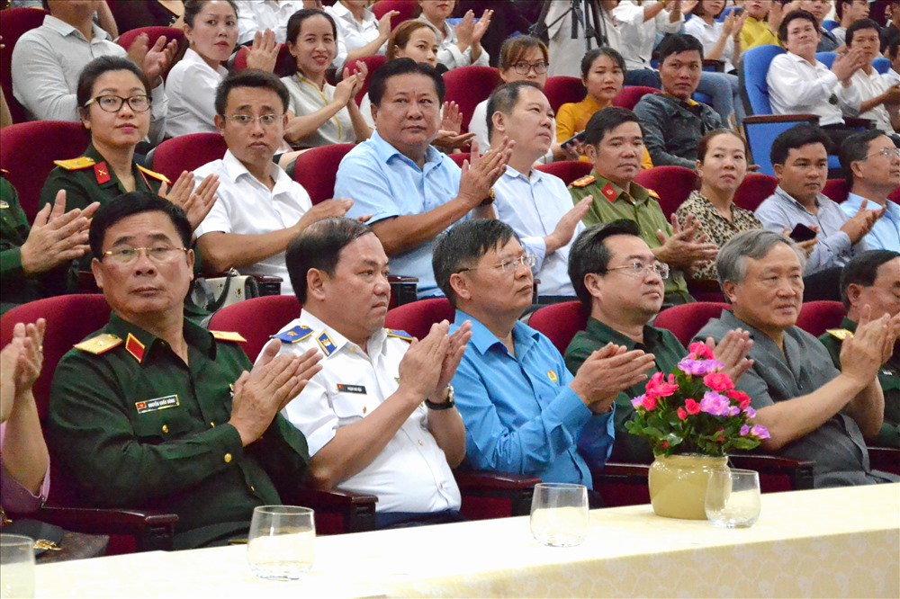 Nhiều đồng chí lãnh đạo Đảng, Nhà nước Trung ương, địa phương đến dự Tết sum vầy với CNLĐ huyện Phú Quốc. Ảnh: LT