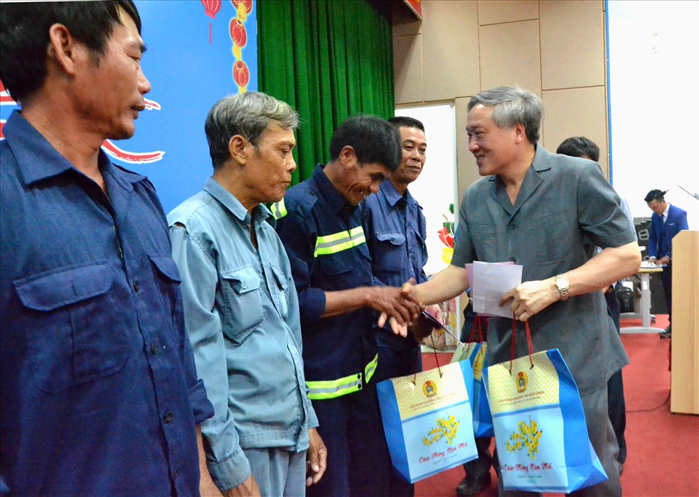 Đồng chí Nguyễn Hòa Bình tặng quà cho CNLĐ. Ảnh: LT