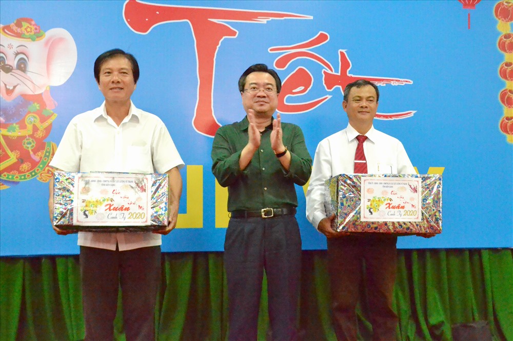 Đồng chí Nguyễn Thanh Nghị tặng quà cho đại diện công nhân Ban quản lý Công trình công cộng huyện Phú Quốc. Ảnh: LT