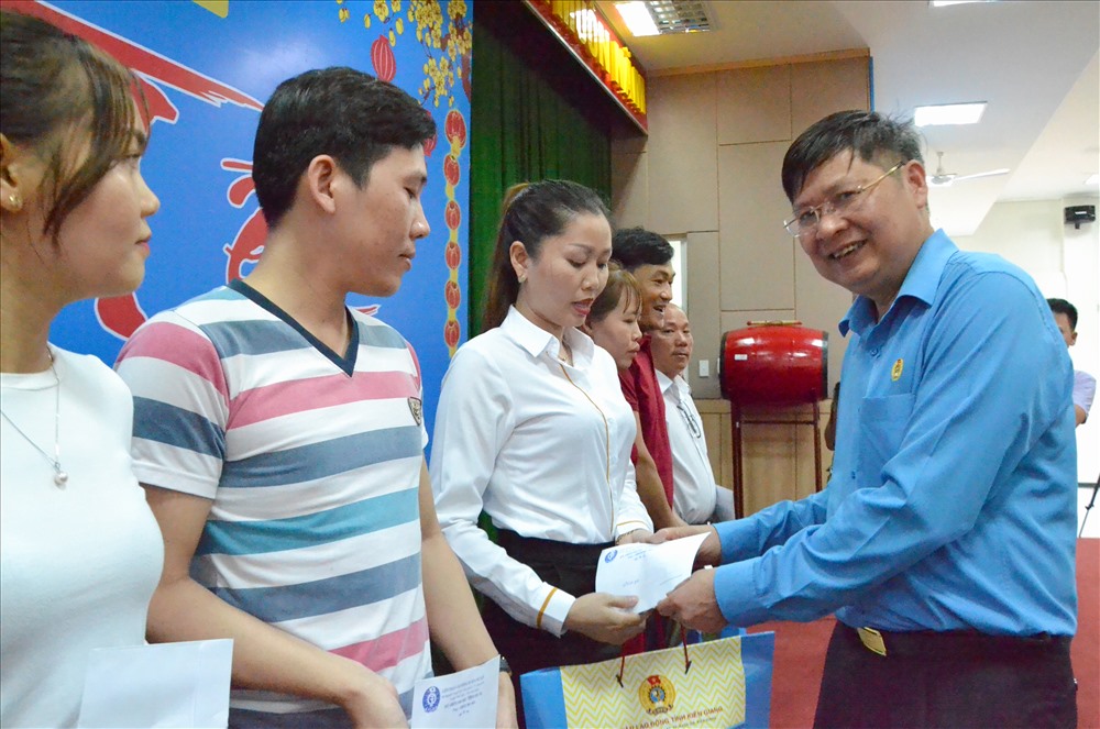 Đồng chí Phan Văn Anh tặng quà cho CNLĐ. Ảnh: LT