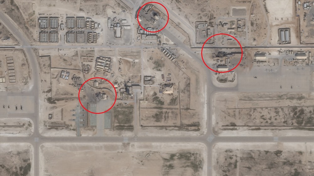 Có thể thấy 4 tòa nhà trong căn cứ Al-Asad bị thiệt hại sau cuộc tấn công ngày 8.1. Ảnh: CNN.