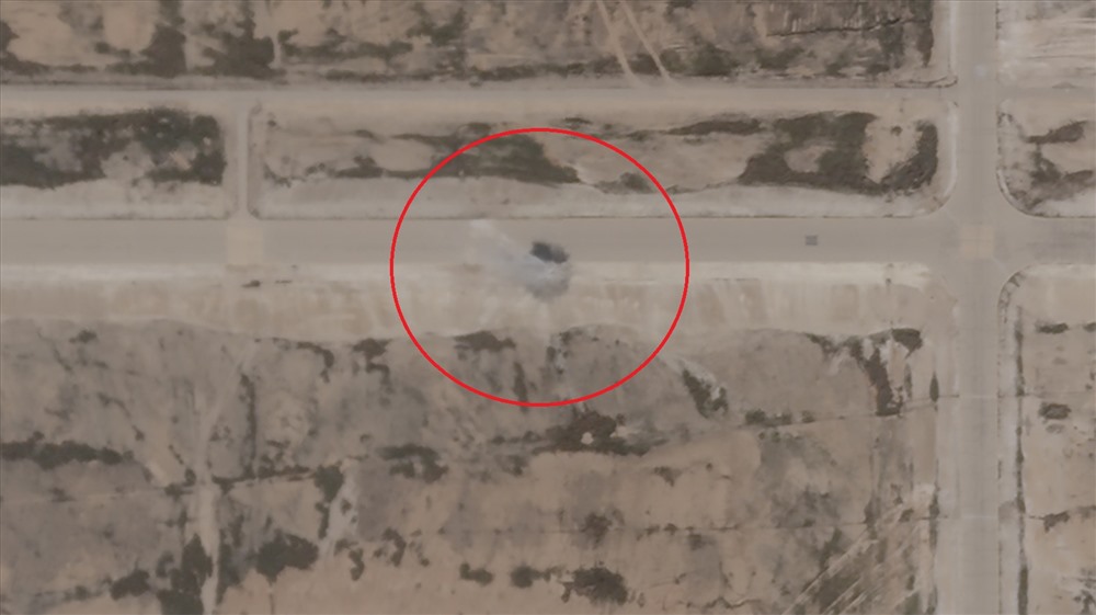 Ngoài ra, một tên lửa dường như cũng rơi trúng một đường băng ở căn cứ. Ảnh: CNN.