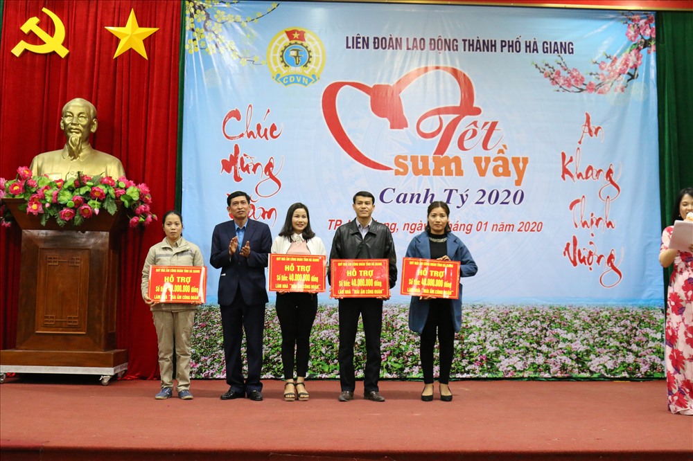 Ông Nguyễn Văn Chung - Tỉnh ủy viên, Chủ tịch Liên đoàn Lao động tỉnh Hà Giang - trao hỗ trợ Mái ấm Công đoàn tới công nhân lao động.