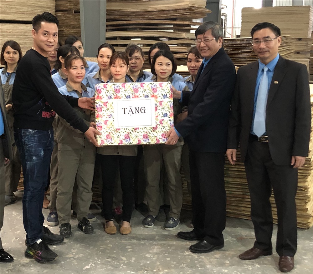 Đồng chí Trần Thanh Hải và lãnh đạo LĐLĐ tỉnh Yên Bái tặng quà công nhân Công ty Kim Gia. Ảnh: V.L