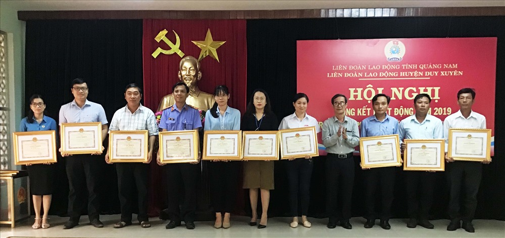 UBND huyện Duy Xuyên khen thưởng các tập thể, cá nhân có thành tích tiêu biểu trong hoạt động CĐ năm 2019.