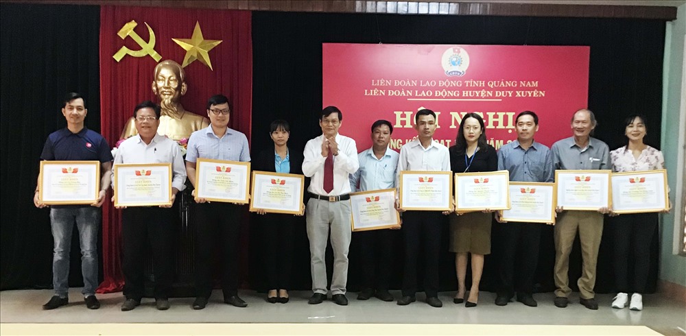 LĐLĐ huyện Duy Xuyên khen thưởng các tập thể, cá nhân có thành tích tiêu biểu trong hoạt động CĐ năm 2019.