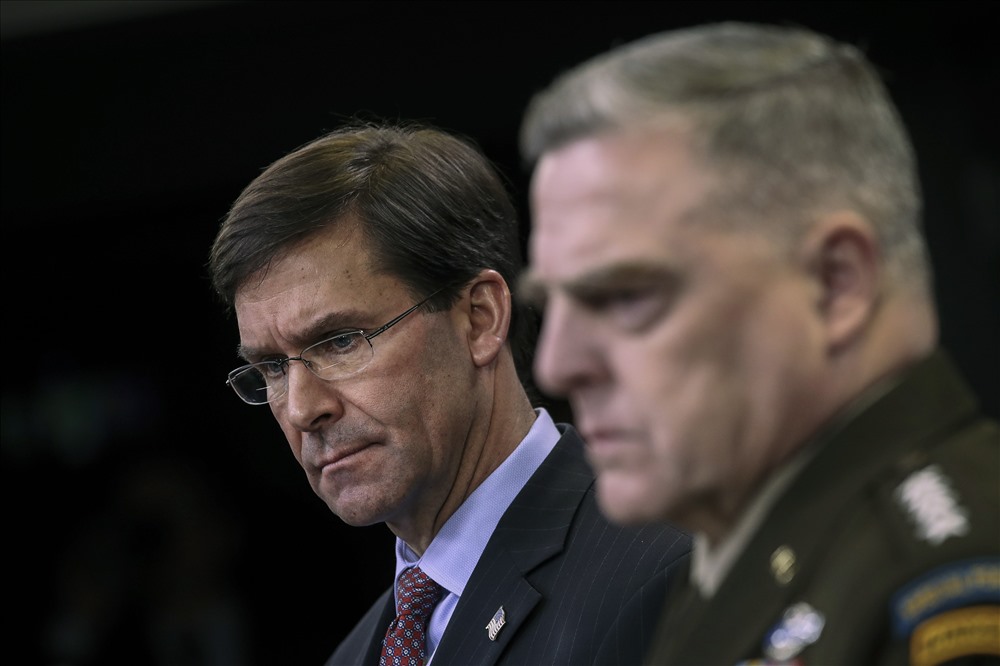 Bộ trưởng Quốc phòng Mỹ Mark Esper (trái). Ảnh: Getty Images
