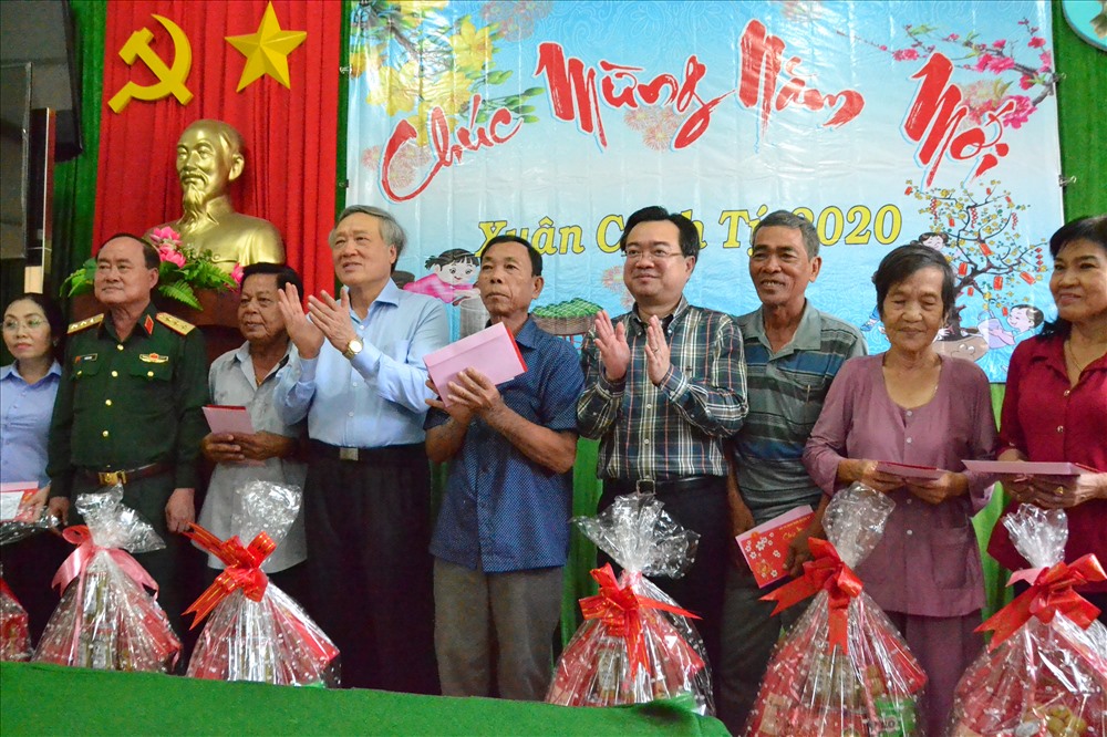 Đồng chí Nguyễn Hòa Bình và Nguyễn Thanh Nghị tặng quà cho hộ khó khăn. Ảnh: LT