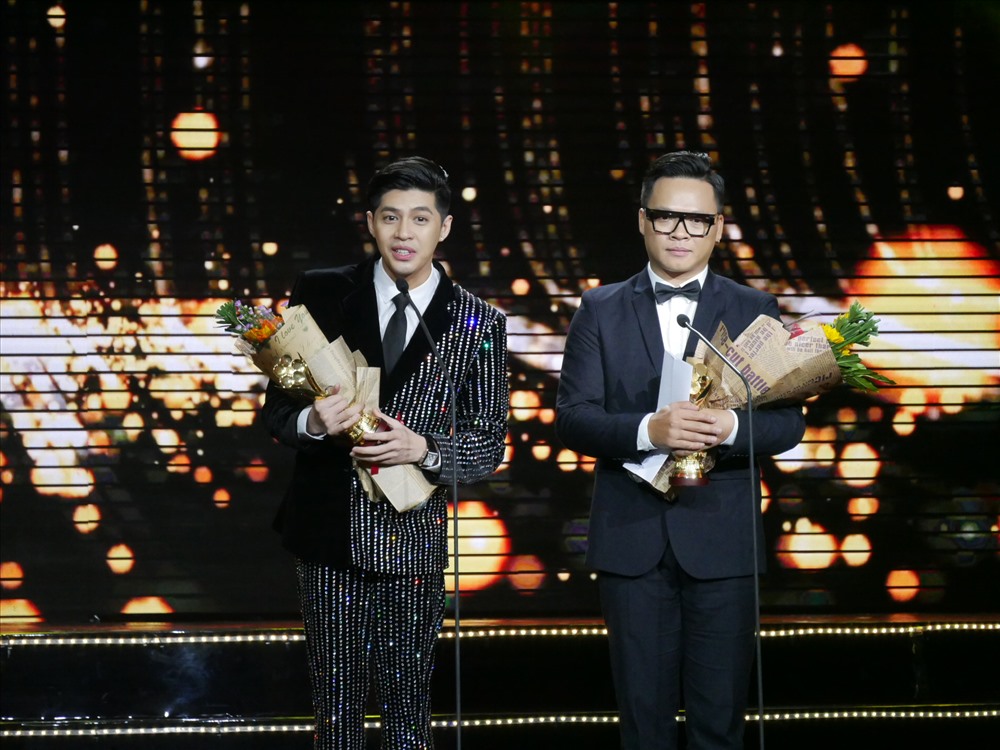 Ca sĩ Noo Phước Thịnh và người đại diện ca sĩ Hoàng Thùy Linh nhận giải