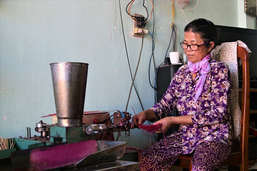 Cứ đến tháng chạp âm lịch, bà Võ Thị Thâm ngụ, TP.Buôn Ma Thuột (tỉnh Đắk Lắk) chẳng lúc nào ngơi tay với cái nghề làm hương mà bản thân bà đã gắn bó suốt gần 20 năm nay. Ảnh; B.T