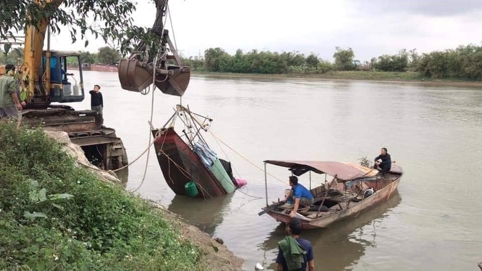 Chiếc thuyền của vợ chồng ngư dân tử nạn trên sông Trà Lý được lực lượng chức năng trục vớt, phục vụ điều tra. Ảnh KL