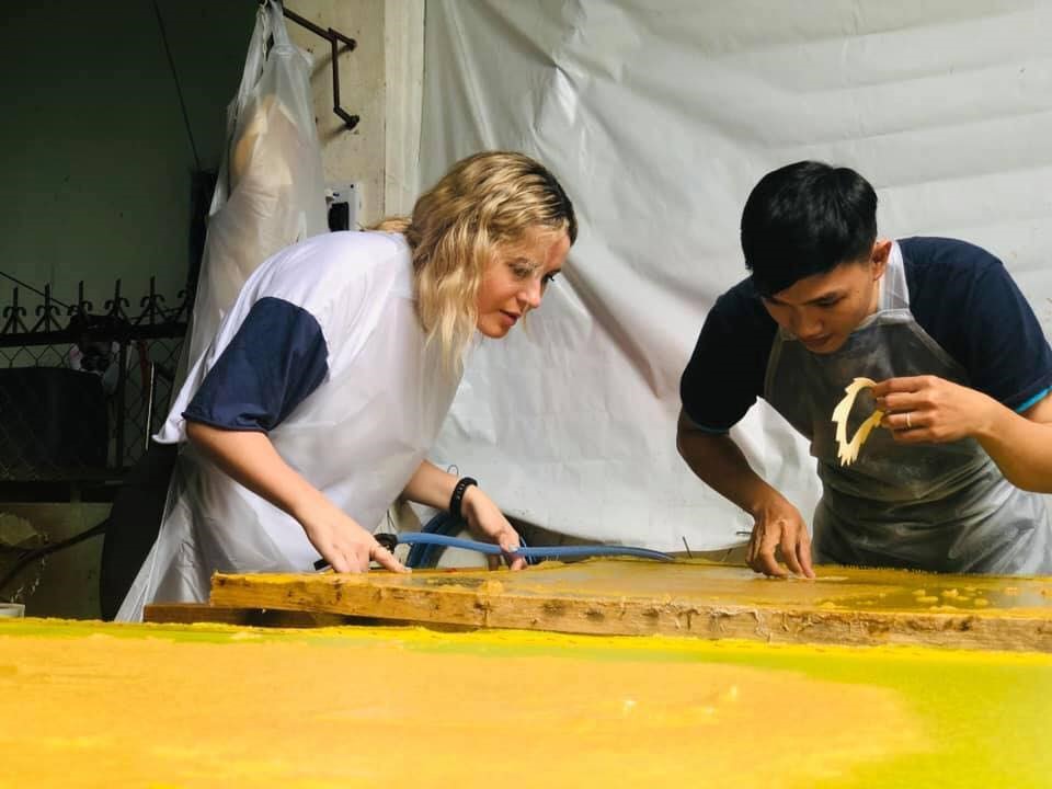 Tháng nào cũng có không ít du khách đến xưởng Giấy Quê Tôi - Giấy dừa Đà Nẵng để trải nghiệm làm giấy dừa. Ảnh: NVCC