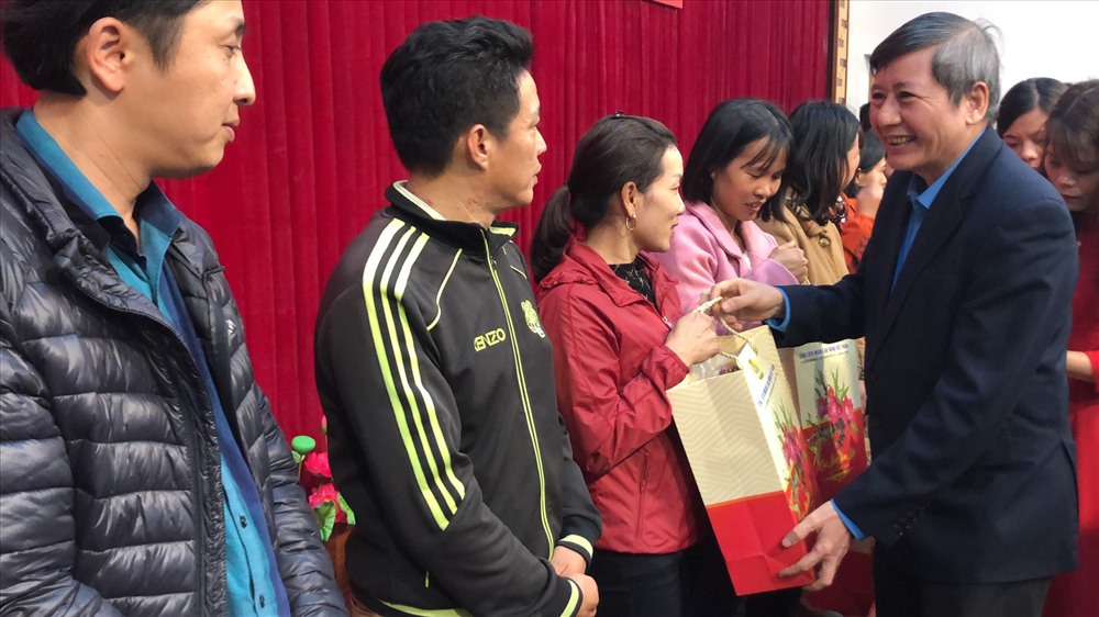 Phó Chủ tịch Thường trực Tổng LĐLĐVN Trần Thanh Hải tặng quà công nhân có hoàn cảnh khó khăn. Ảnh: V.L
