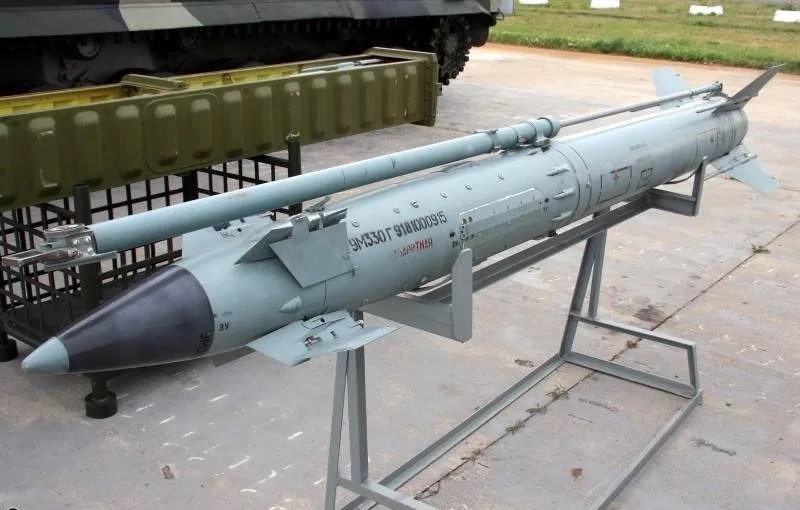 Tên lửa đất đối không do Nga sản xuất, loại tên lửa này cũng được sử dụng bởi quân đội Iran, so sánh với hình ảnh đầu đạn tên lửa được tìm thấy gần hiện trường theo một thông tin chưa được xác minh trên mạng Internet. Ảnh: The Sun UK