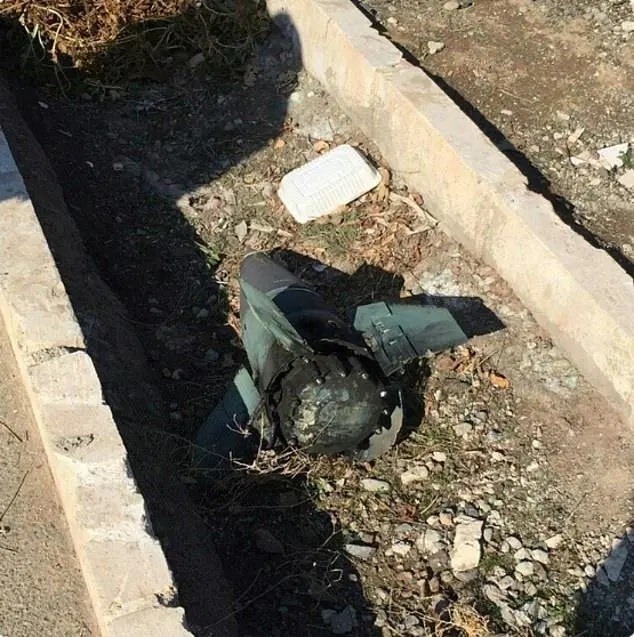 Bức ảnh chưa được xác minh trên Internet về đầu đạn tên lửa được cho là tìm thấy gần hiện trường vụ tai nạn máy bay Ukraina. Ảnh: The Sun UK