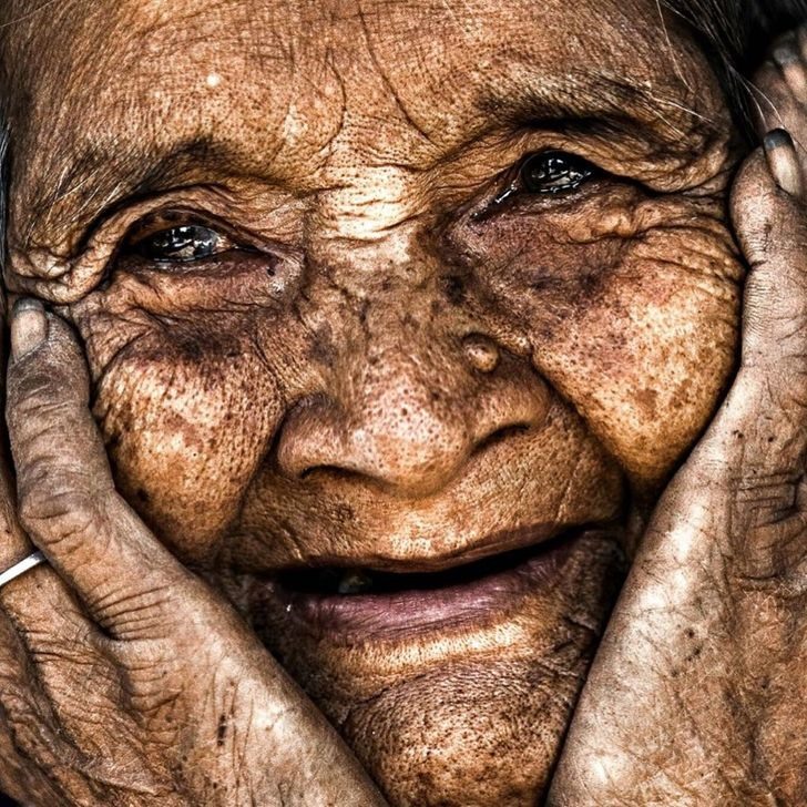Anh được đông đảo độc giả Việt Nam biết đến với bức ảnh chụp cụ bà được mệnh danh là “Cụ bà đẹp nhất thế giới Bùi Thị Xong” in trong bộ ảnh Vietnam – Mosaic of Contrasts (Việt Nam – Những mảnh ghép tương phản).