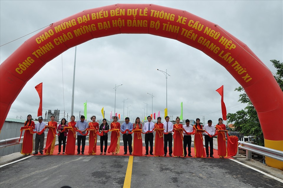 Cầu Ngũ Hiệp - công trình chào mừng Đại hội XI Đảng bộ tỉnh Tiền Giang. Ảnh: N.S
