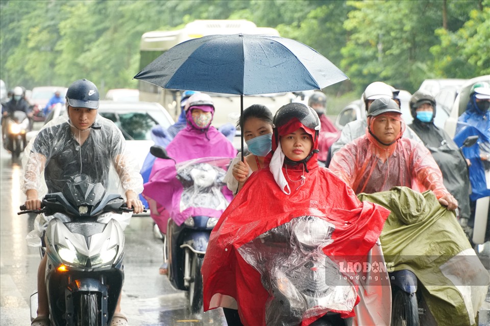 Cơn mưa lớn đúng vào giờ cao điểm khiến giao thông đi lại khó khăn.