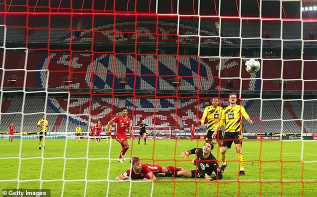 Nhưng với một chút may mắn, Bayern có bàn ấn định tỷ số 3-2. Ảnh: Getty Images