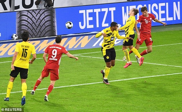 Muller và cú đánh đầu khiến thủ môn của Dortmund không kịp phản xạ. Ảnh: Reuters
