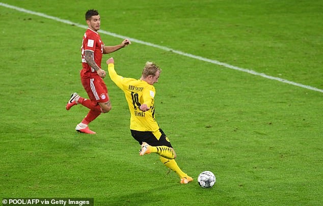 Julian Brandt gỡ 1 bàn cho Dortmund cuối hiệp 1. Ảnh: Getty Images