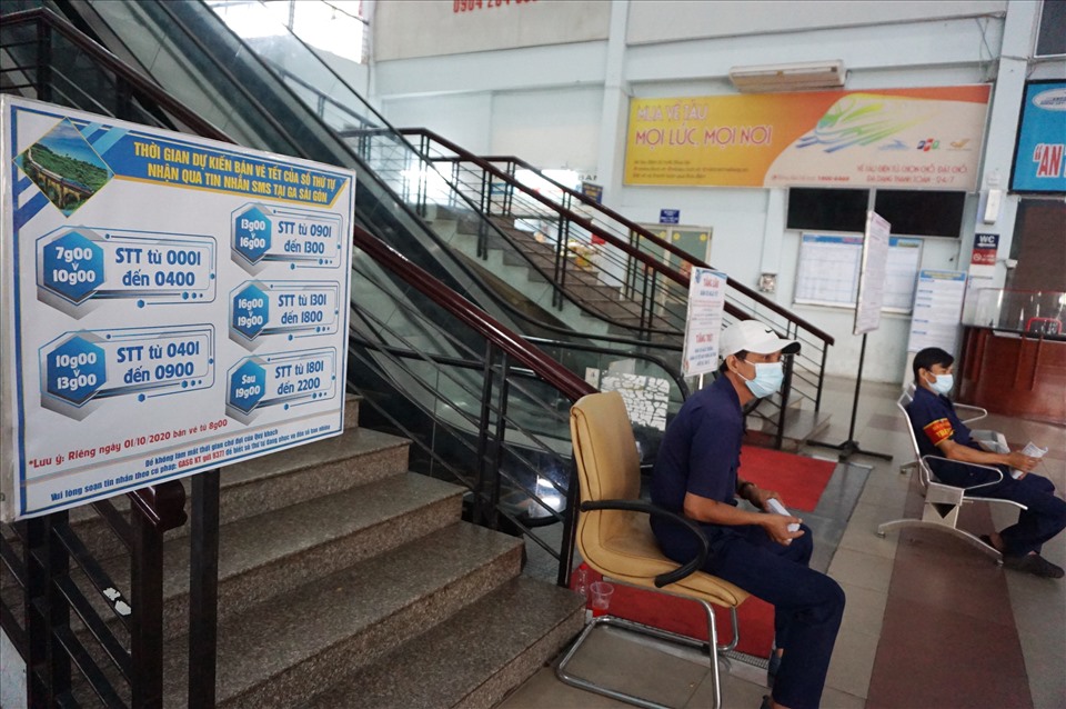 Lực lượng bảo vệ kiểm soát số thứ tự mua vé trực tiếp tại ga Sài Gòn năm nay thảnh thơi do khách đến ga mua vé ít.  Ảnh: Minh Quân