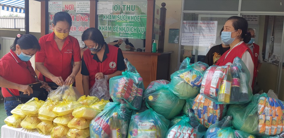 Hơn 100 phần quà sẵn sàng trao cho bệnh nhân khó khăn tại bệnh viện Quận 9.  Ảnh: Minh Khang