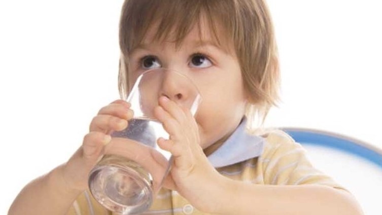Dạy trẻ uống nước đúng cách để loại bỏ nấc cụt. Ảnh nguồn: Pixabay.