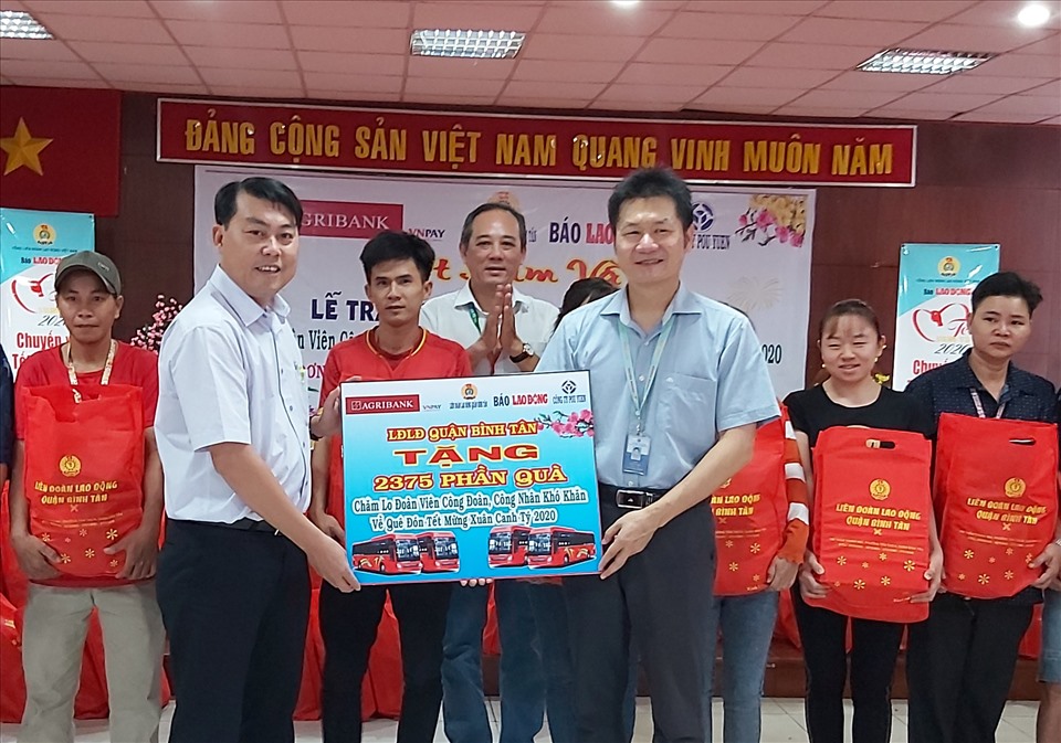 Ông Nguyễn Văn Hải, Chủ tịch LĐLĐ Quận Bình Tân, TPHCM (hàng đầu bên trái) tặng quà cho các CNLĐ Công ty  TNHH PouYuen Việt Nam dịp Tết Canh Tý 2020. Ảnh Nam Dương