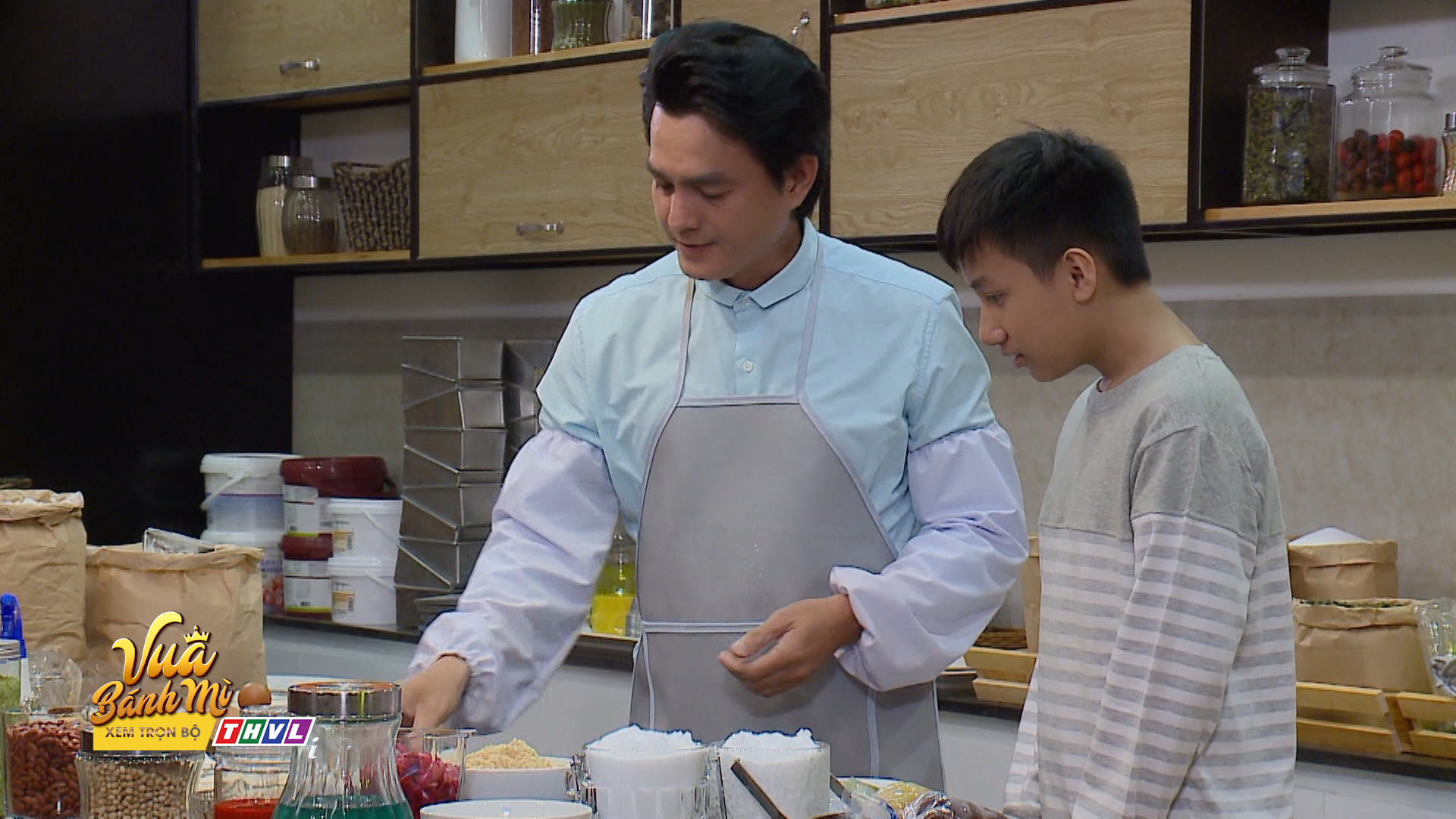 Ông Thành Đạt đich thân dạy Hữu Nguyện trong phim “Vua bánh mì” tập 8. Ảnh: NSX.