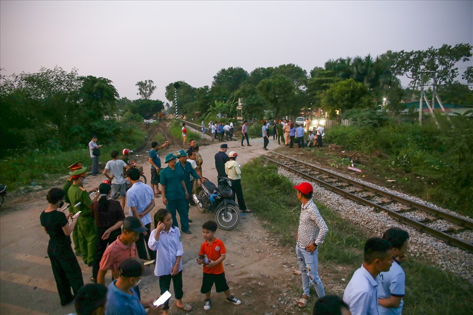 Hiện trường vụ tai nạn tàu hỏa tông ô tô chở học sinh tại đường ngang dân sinh nút giao Tây Mỗ với đường sắt quận Nam Từ Liêm. Ảnh: Minh Thành