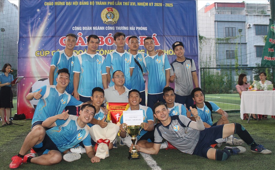 Giây phút ăn mừng chiến thắng của đội bóng vô địch giải bóng đá cúp Công đoàn ngành Công Thương Hải Phòng. Ảnh MD