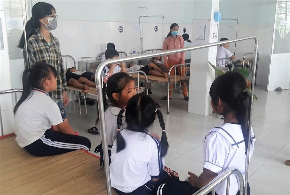 68 học sinh nhập viện cấp cứu sau khi ăn bánh kẹo do nhà trường phát trong chương trình vui tết trung thu. Ảnh: Tây Giang