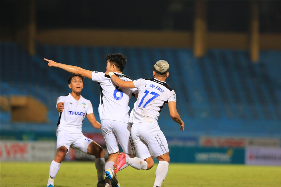 Dù cùng Văn Thanh tạo ra bàn thắng gỡ hòa nhưng đó là chưa đủ đối với kỳ vọng và vai trò của Xuân Trường nơi hàng tiền vệ.