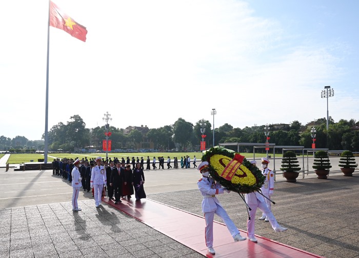 Lãnh đạo Thành phố đặt vòng hoa, vào Lăng viếng Chủ tịch Hồ Chí Minh.