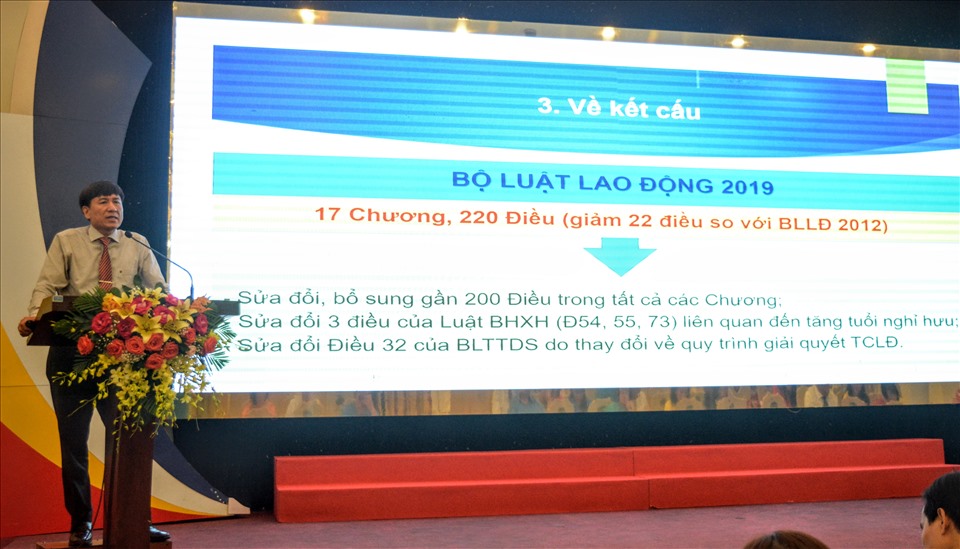 Ông Lê Đình Quảng, Phó trưởng Ban quan hệ lao động Tổng LĐLĐ Việt Nam tập huấn về Bộ luật lao động 2019 cho hơn 400 cán bộ Công đoàn Đà Nẵng. Ảnh: Tường Minh