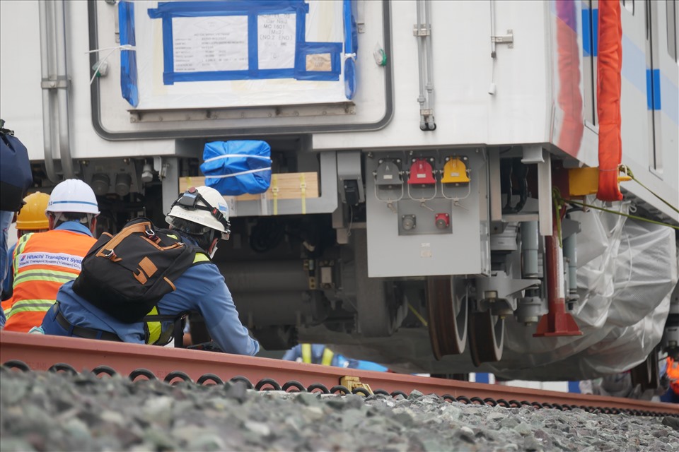 Quá trình hạ thân tàu xuống đường ray đòi hỏi các kỹ sư phải tính toán từng cm, để đảm bảo khi hạ xuống bánh xe khớp với đường ray