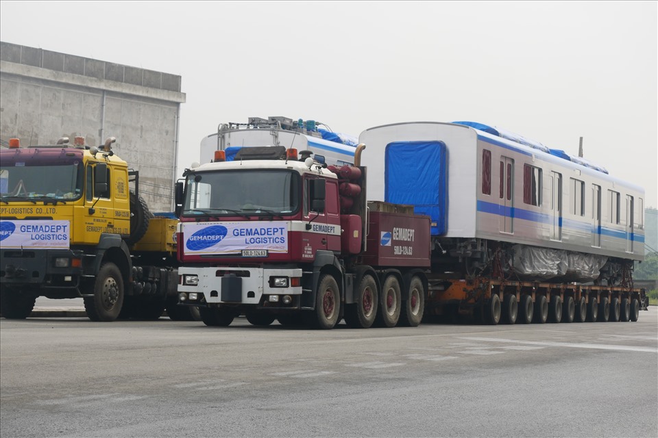 Sáng ngày 10.10, các toa tàu Metro số 1 của tuyến đường sắt đô thị Bến Thành - Suối Tiên TPHCM đã có mặt tại depot Long Bình (quận 9) để tiến hành lắp đặt thử vào đường ray tạm.