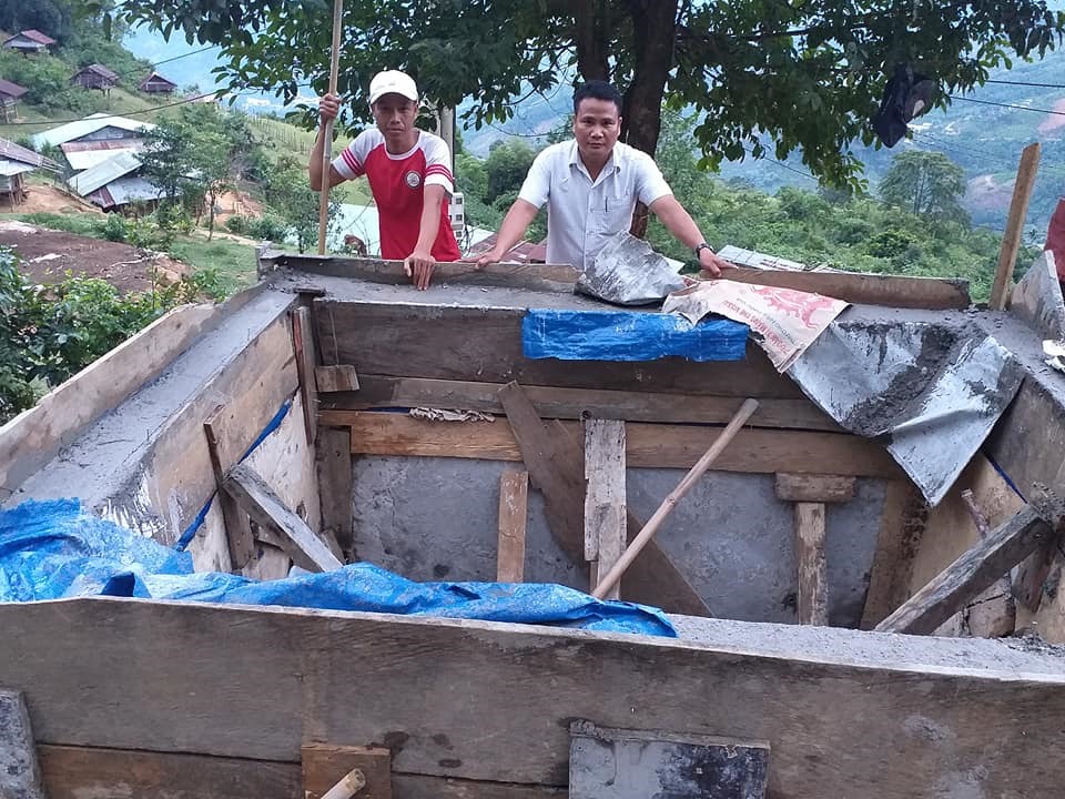 Anh Hùng (thứ nhất từ trái qua) đi khảo sát để xây dựng bể nước và đường ống dẫn tại làng Tu Gia…