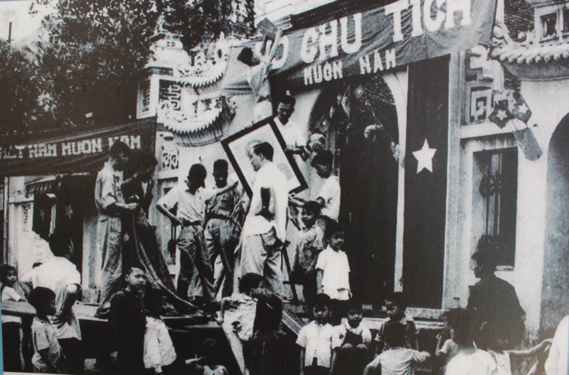 Nhân dân Hà Nội trang trí đường phố, chuẩn bị cho Ngày Tiếp quản Thủ đô năm 1954.