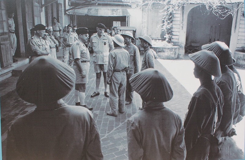 Quân đội Pháp bàn giao cho cán bộ Trung đoàn Thủ đô tiếp quản khu Ba Đình, ngày 9.10.1954.