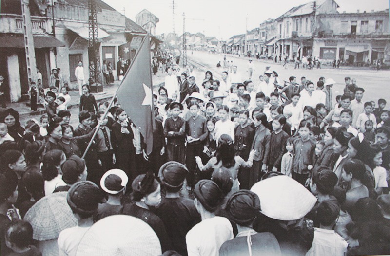 Người dân tập trung tại ngã năm Bờ Hồ (nay là Quảng trường Đông Kinh Nghĩa Thục), chờ đợi đoàn quân tiến về giải phóng Thủ đô.