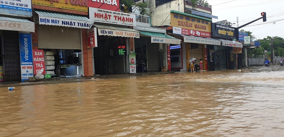 Trước tình hình mưa lớn kéo dài, nhiều nơi ở khu vực Đại Lộc nước lũ ngập sâu, gây khó khăn cho người dân. Ảnh: Thanh Chung