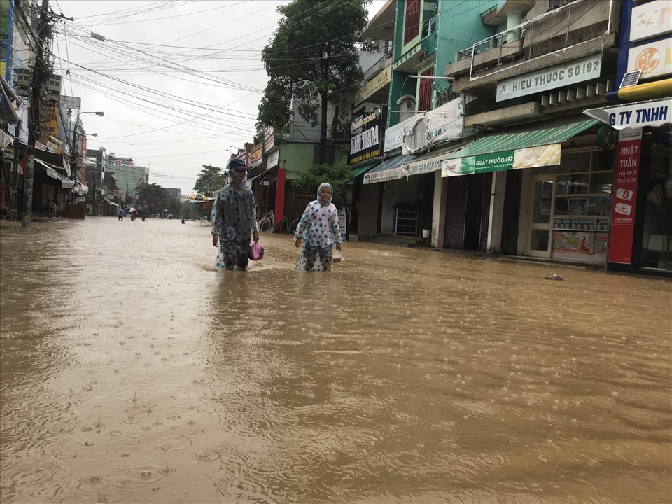 Trước tình hình mưa lớn kéo dài, nhiều nơi ở khu vực Đại Lộc nước lũ ngập sâu, gây khó khăn cho người dân. Ảnh: Thanh Chung