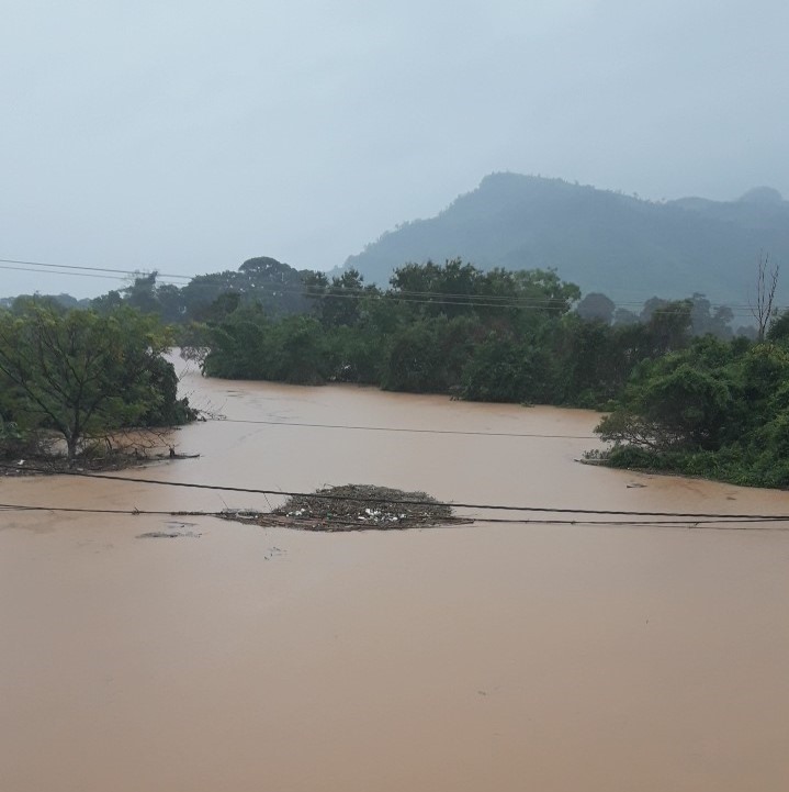 Lưới điện nhiều nơi tại Quảng Trị ngập sâu trong nước