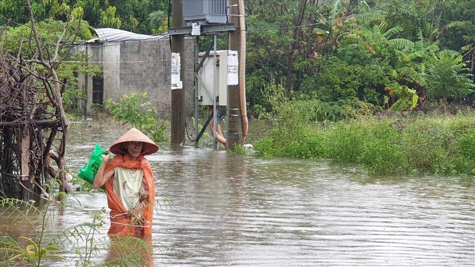 Mưa lớn khiến nhiều nơi ở Đà Nẵng ngập trong nước. Ảnh: Hữu Long