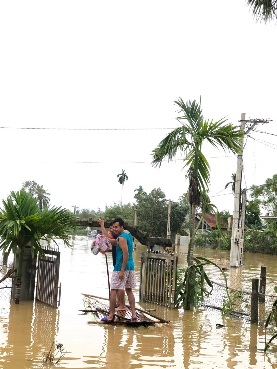 Nhiều nơi ở huyện Quảng Điền bị ngập nặng, người dân phải di chuyển bằng các bè tự chế. Ảnh: P. Đạt.