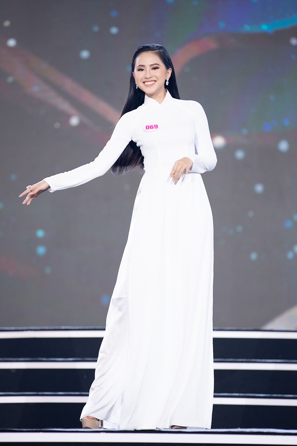 Diện áo dài trắng, các thí sinh trở nên duyên dáng và đằm thắm đúng chuẩn con gái Việt Nam. Ảnh: HHVN.