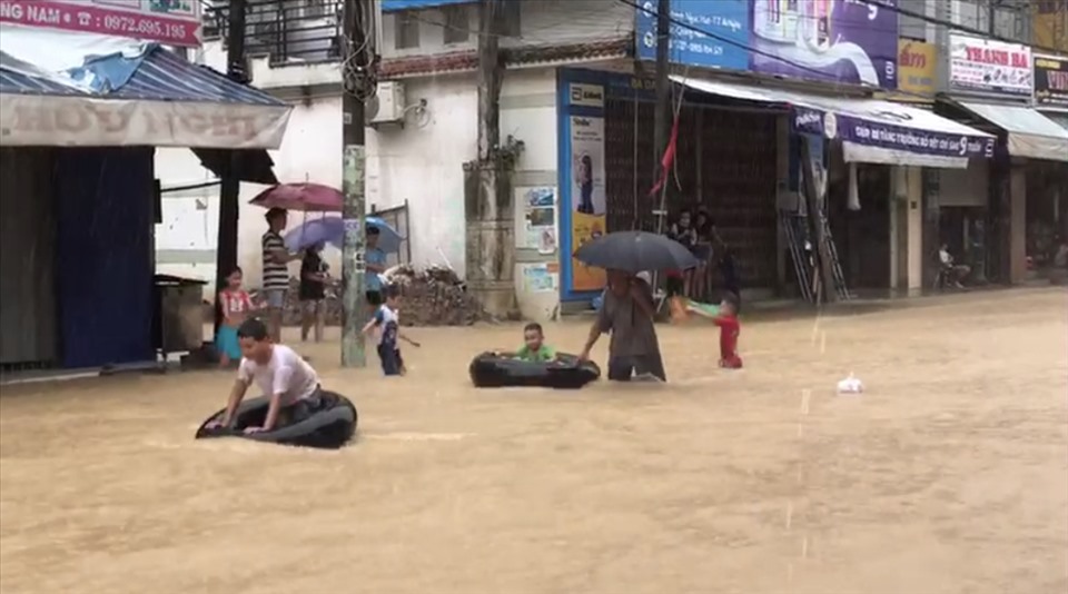 Nhiều người dân huyện Đại Lộc di chuyển khó khăn khi nước lũ đổ về. Ảnh: Thanh Chung